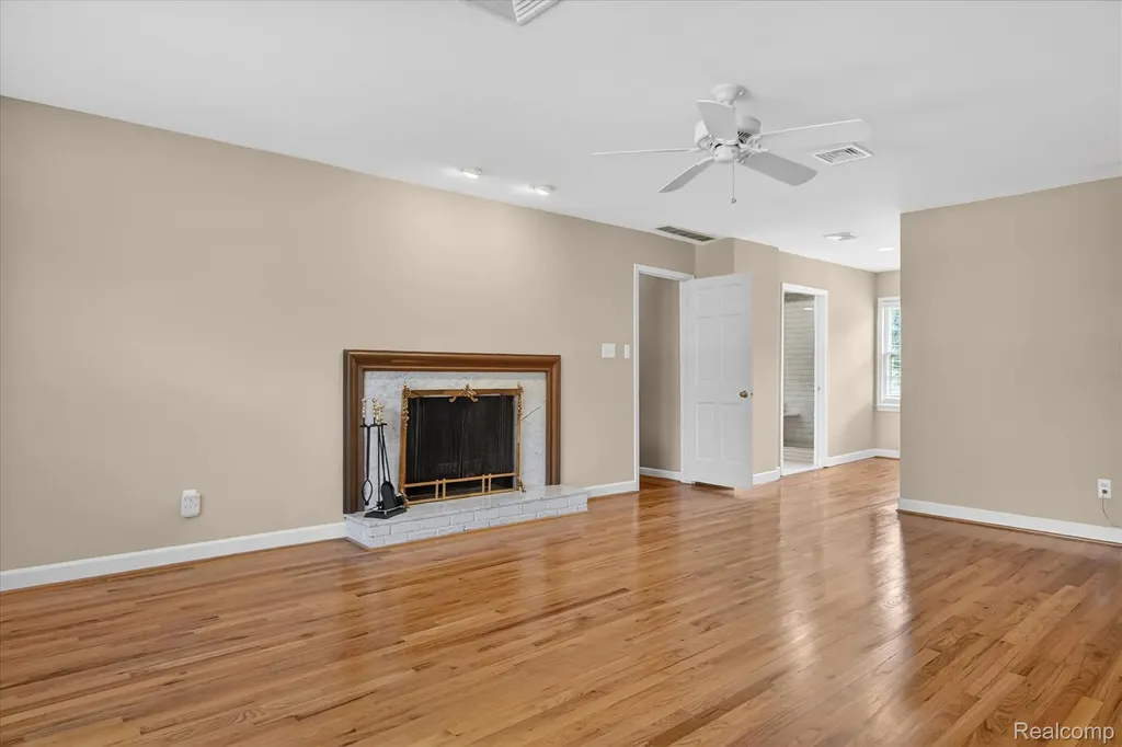 5447 Lahser Road Bloomfield Charter Township MI 48304