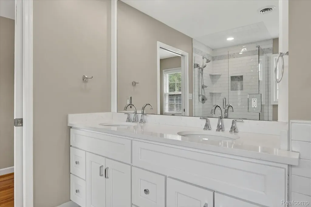 5447 Lahser Road Bloomfield Charter Township MI 48304