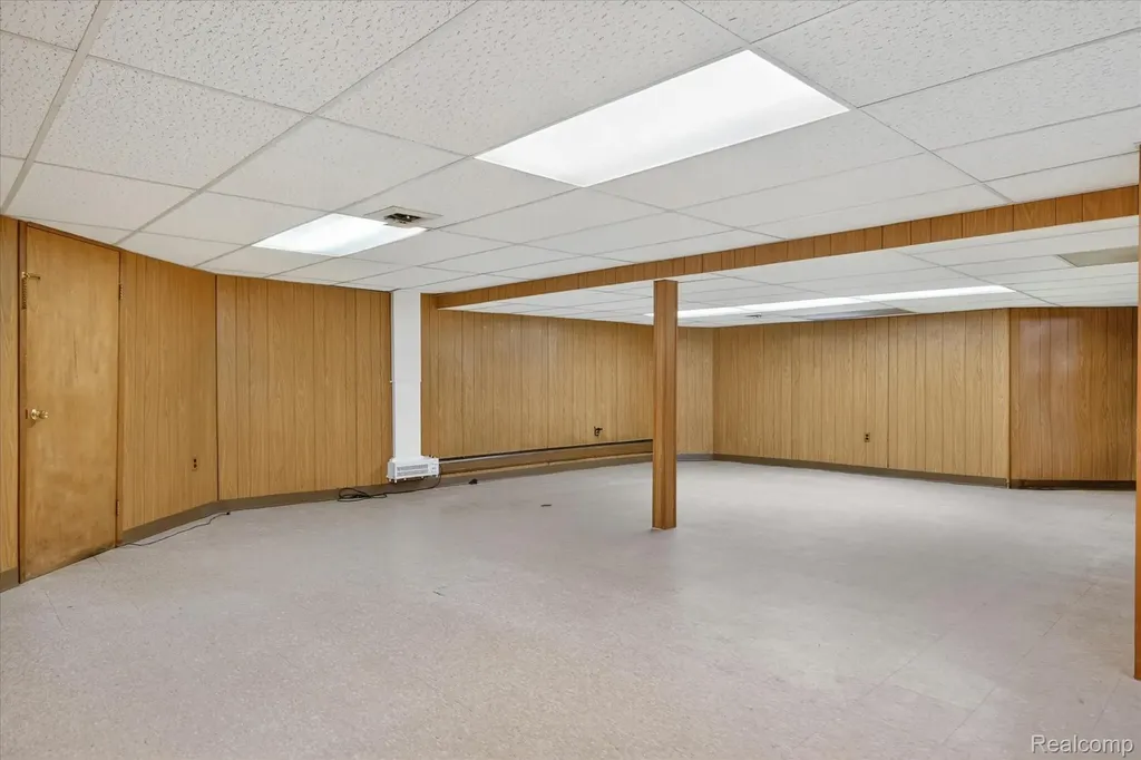 5447 Lahser Road Bloomfield Charter Township MI 48304