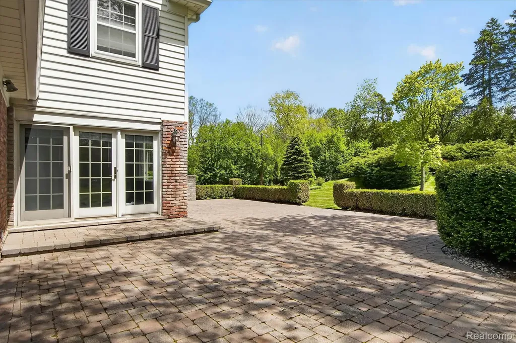 5447 Lahser Road Bloomfield Charter Township MI 48304