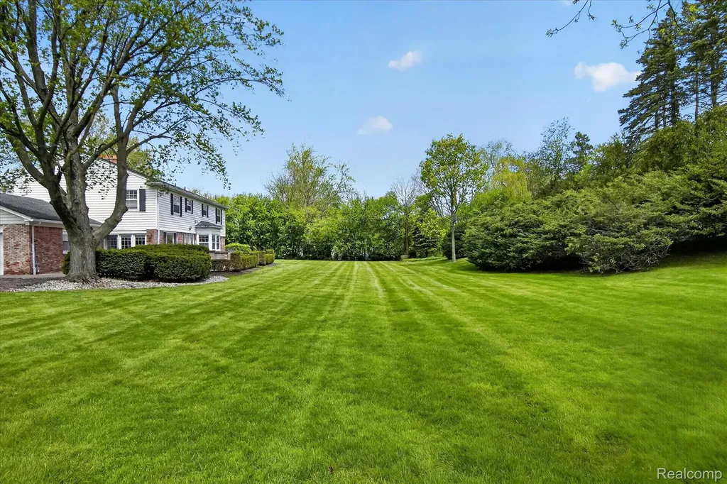 5447 Lahser Road Bloomfield Charter Township MI 48304