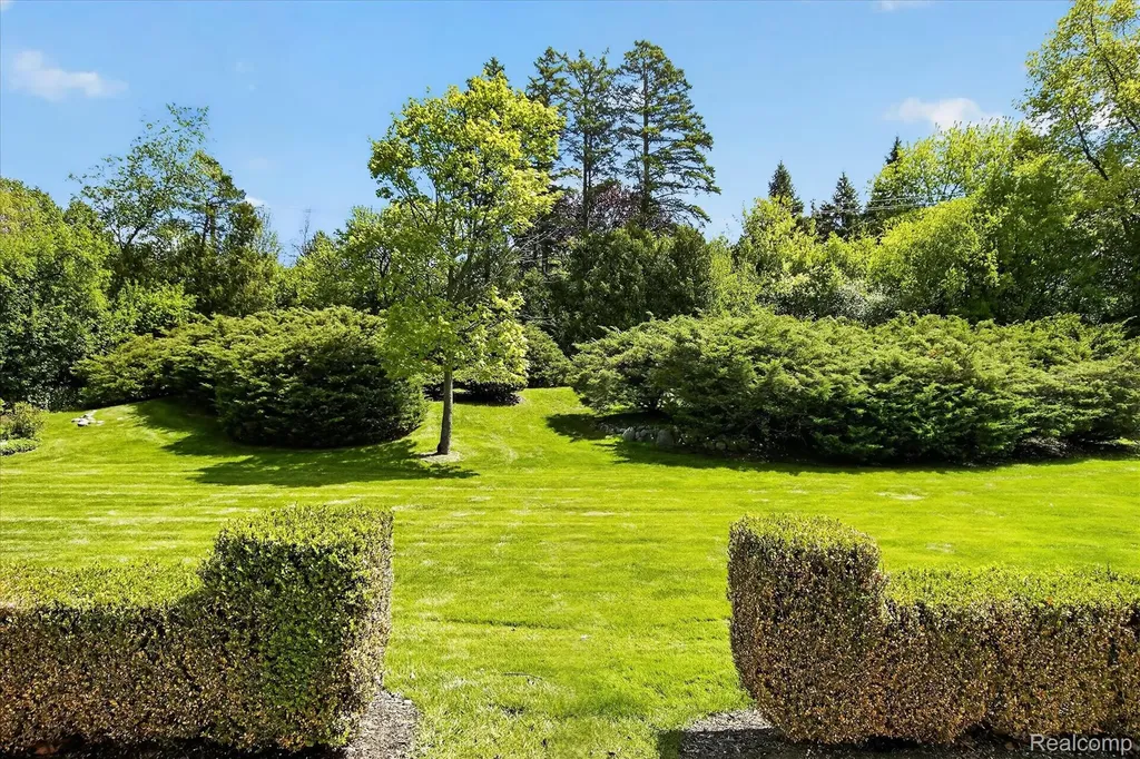 5447 Lahser Road Bloomfield Charter Township MI 48304