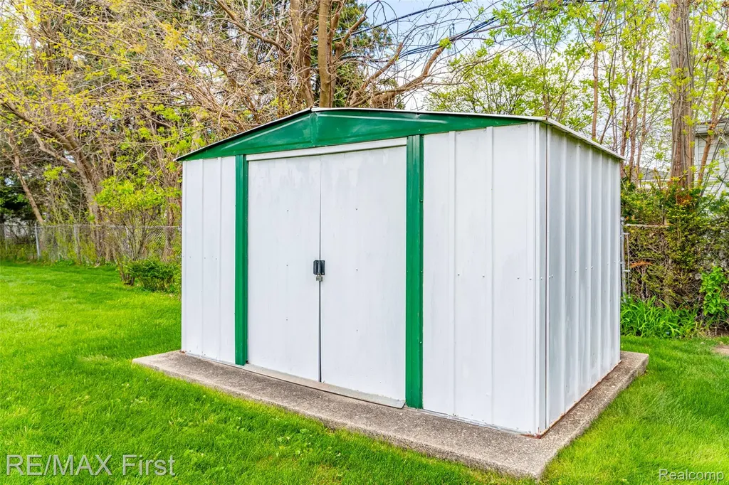 31308 Jay Drive Warren City MI 48093