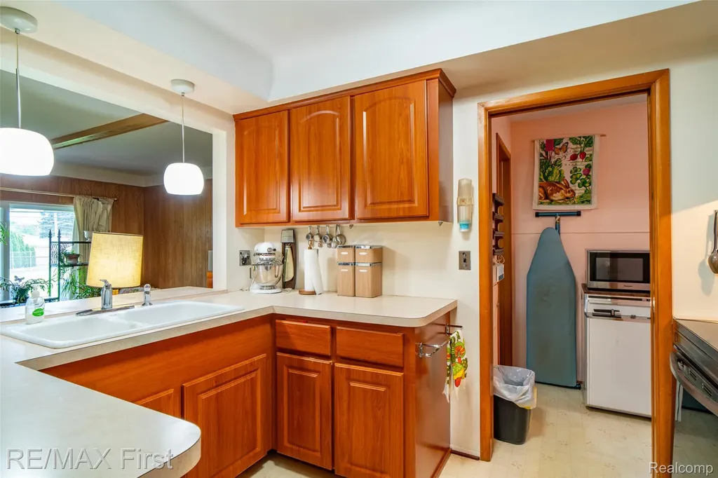 31308 Jay Drive Warren City MI 48093