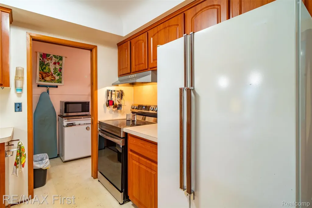 31308 Jay Drive Warren City MI 48093