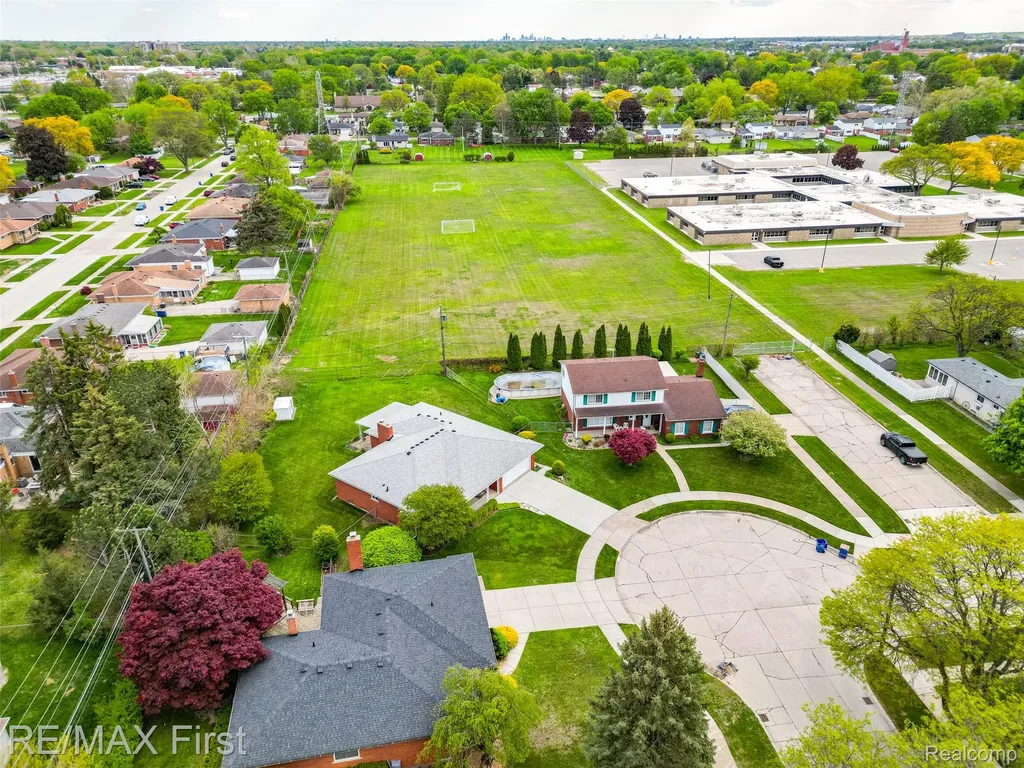 31308 Jay Drive Warren City MI 48093