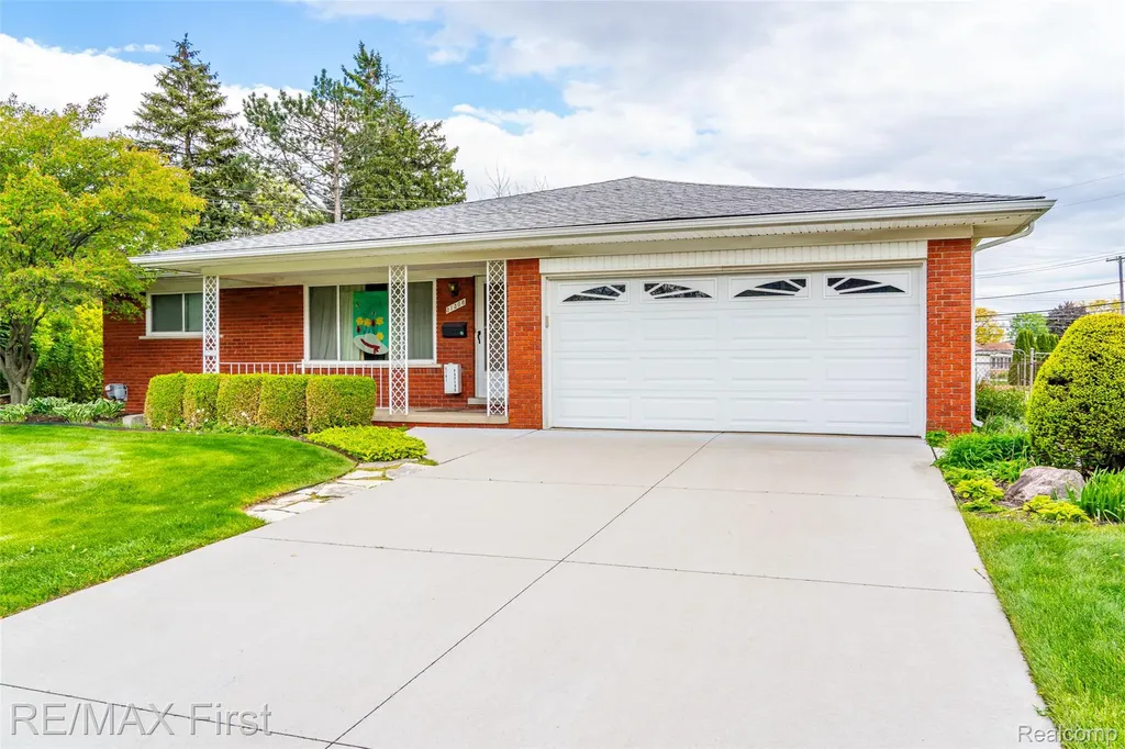 31308 Jay Drive Warren City MI 48093