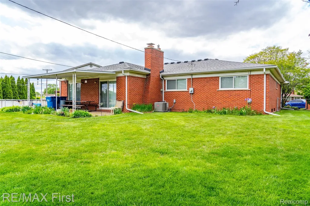 31308 Jay Drive Warren City MI 48093