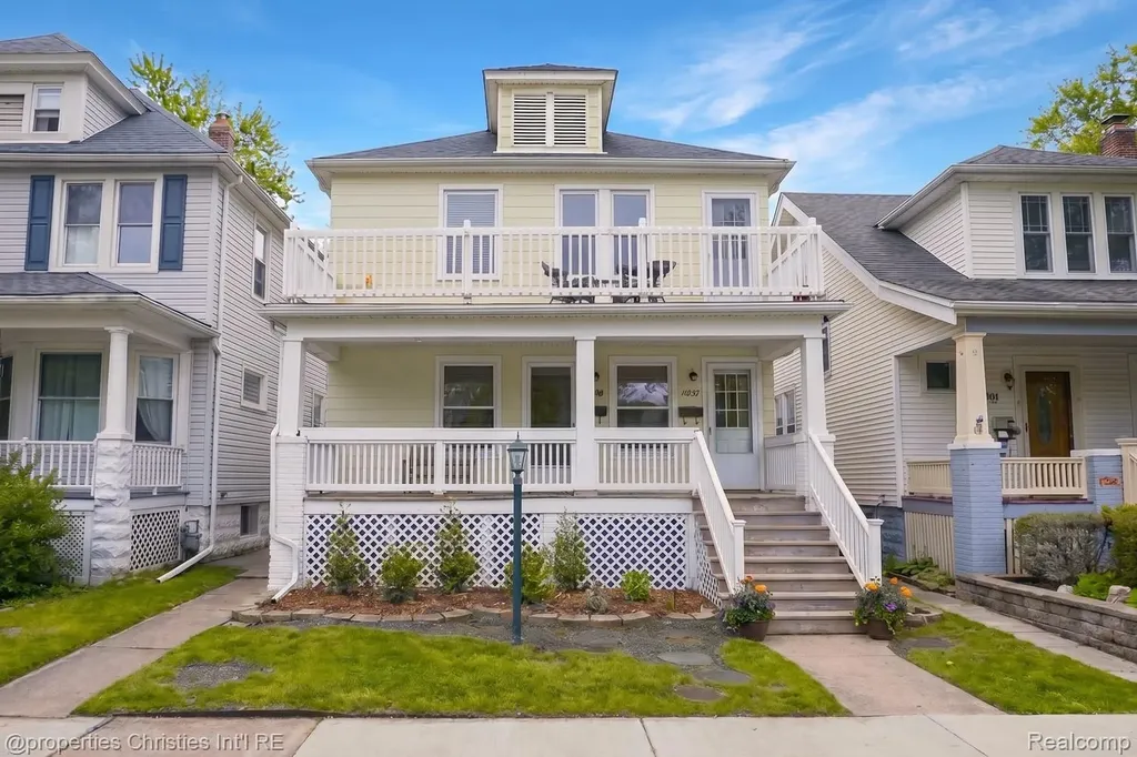1093-95 Lakepointe Street Grosse Pointe Park City MI 48230