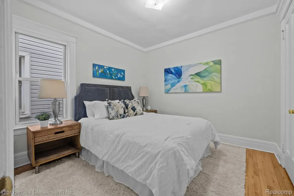 1093-95 Lakepointe Street Grosse Pointe Park City MI 48230