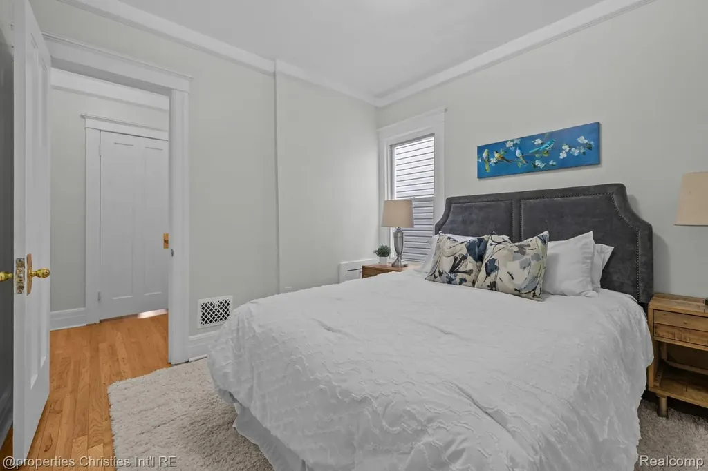 1093-95 Lakepointe Street Grosse Pointe Park City MI 48230