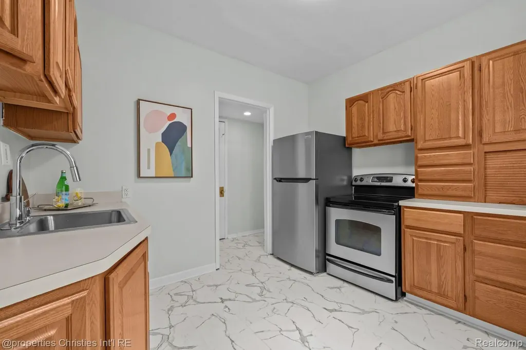 1093-95 Lakepointe Street Grosse Pointe Park City MI 48230