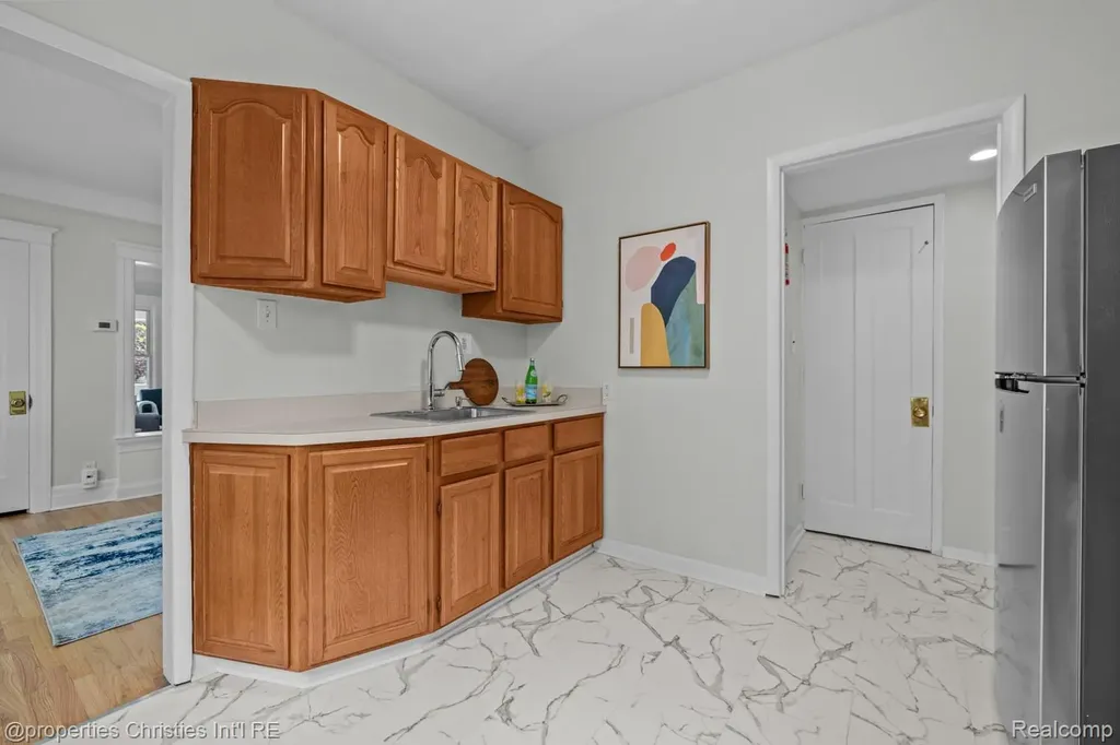 1093-95 Lakepointe Street Grosse Pointe Park City MI 48230