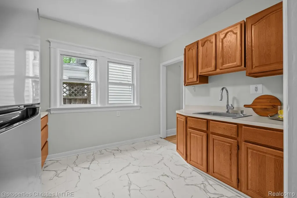1093-95 Lakepointe Street Grosse Pointe Park City MI 48230