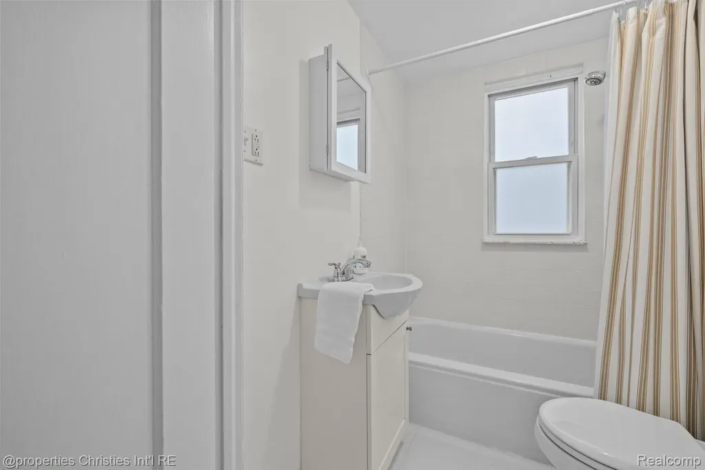 1093-95 Lakepointe Street Grosse Pointe Park City MI 48230