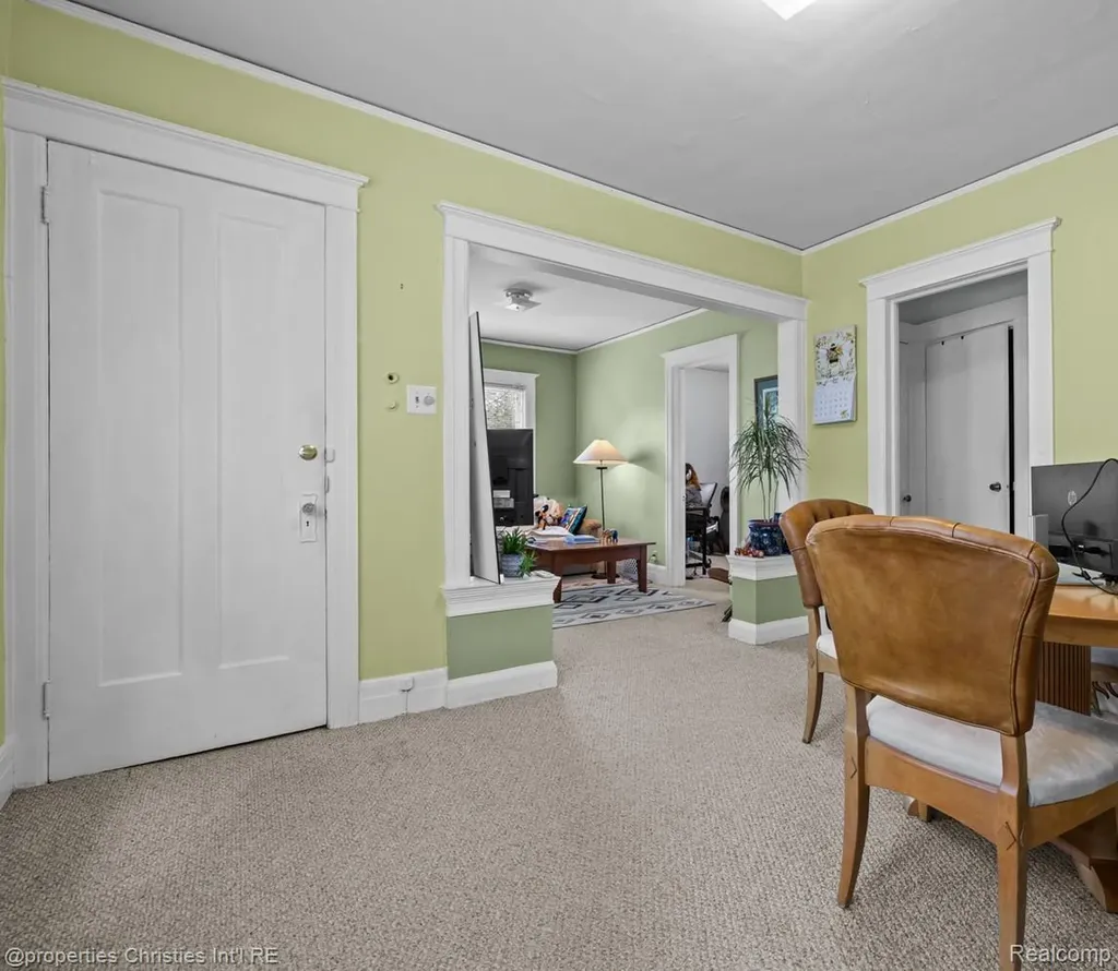 1093-95 Lakepointe Street Grosse Pointe Park City MI 48230