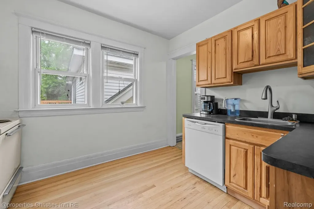 1093-95 Lakepointe Street Grosse Pointe Park City MI 48230