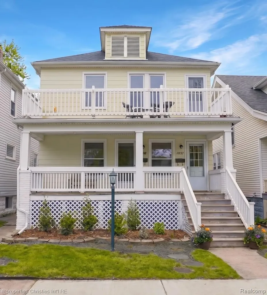 1093-95 Lakepointe Street Grosse Pointe Park City MI 48230
