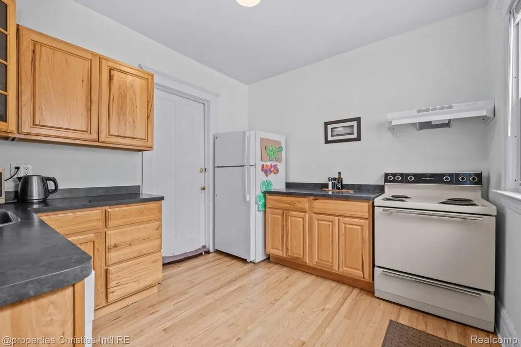 1093-95 Lakepointe Street Grosse Pointe Park City MI 48230