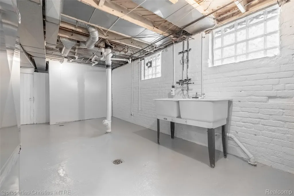 1093-95 Lakepointe Street Grosse Pointe Park City MI 48230