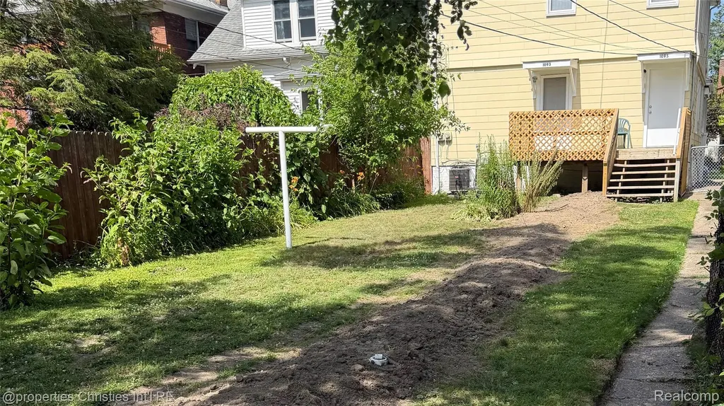 1093-95 Lakepointe Street Grosse Pointe Park City MI 48230