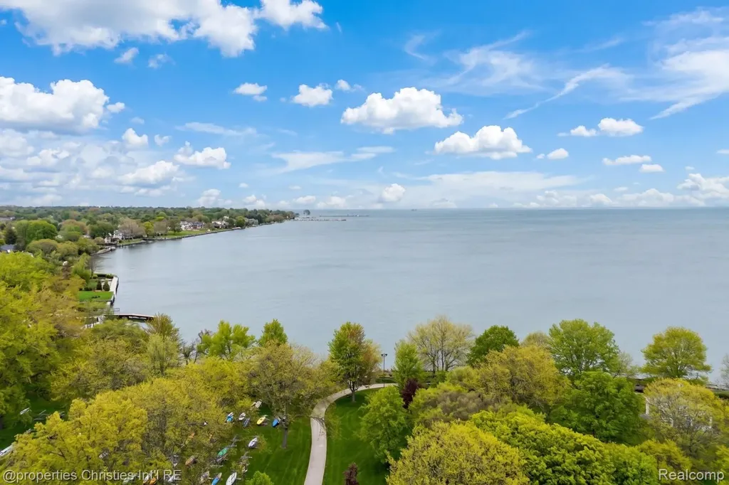 1093-95 Lakepointe Street Grosse Pointe Park City MI 48230