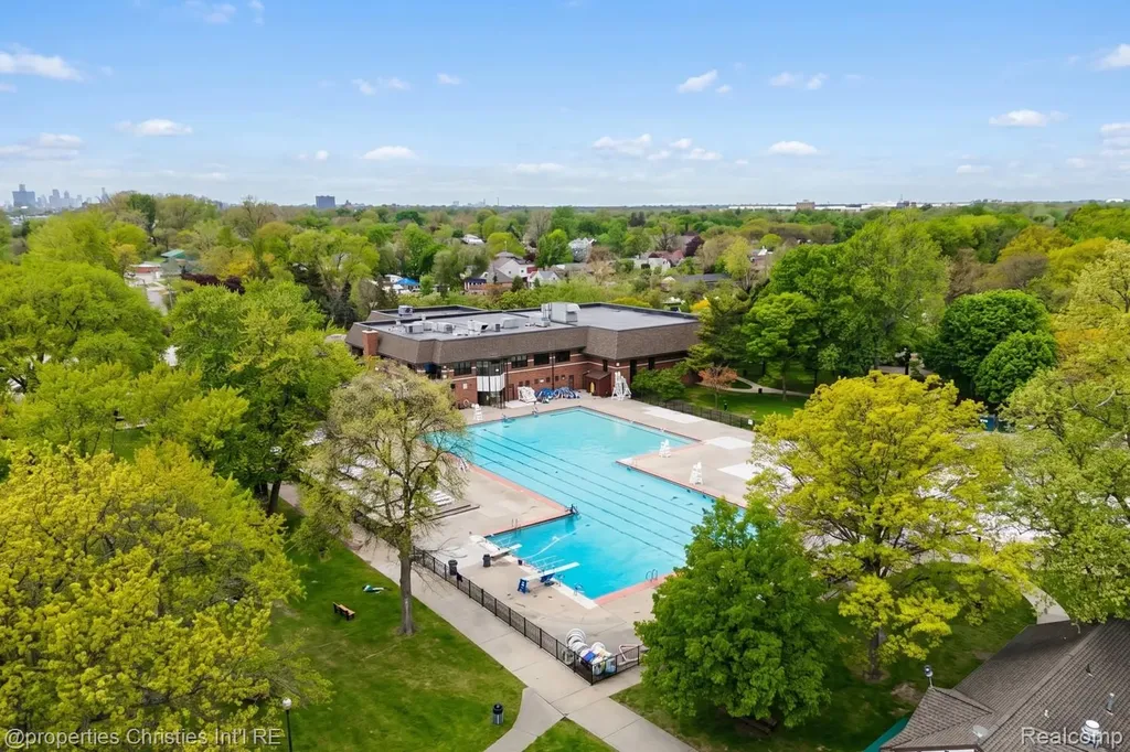 1093-95 Lakepointe Street Grosse Pointe Park City MI 48230