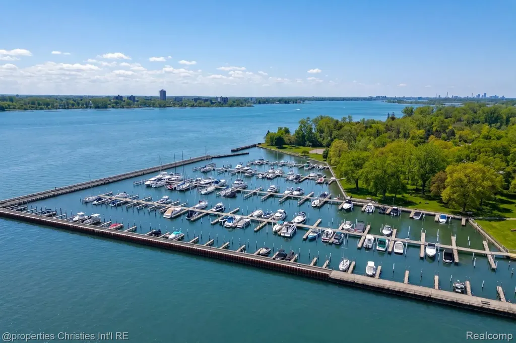 1093-95 Lakepointe Street Grosse Pointe Park City MI 48230