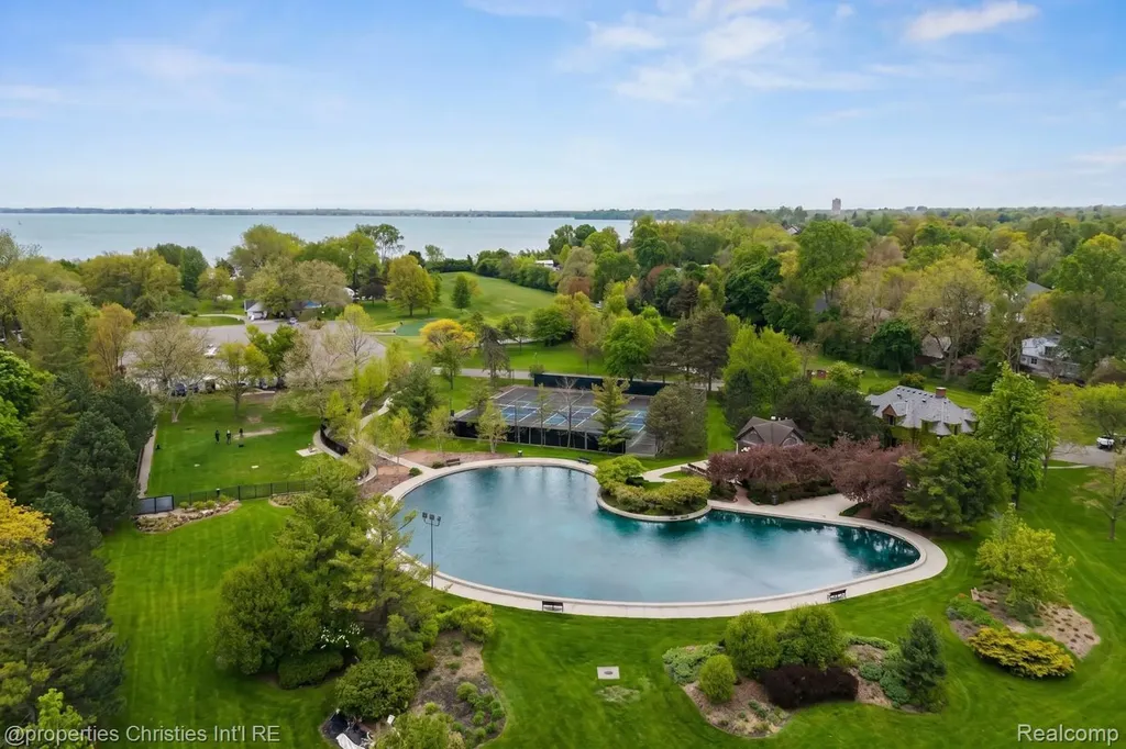 1093-95 Lakepointe Street Grosse Pointe Park City MI 48230
