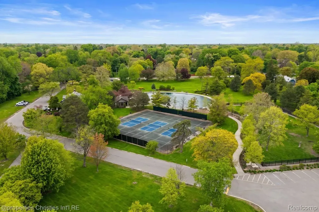 1093-95 Lakepointe Street Grosse Pointe Park City MI 48230