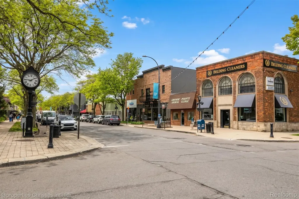 1093-95 Lakepointe Street Grosse Pointe Park City MI 48230
