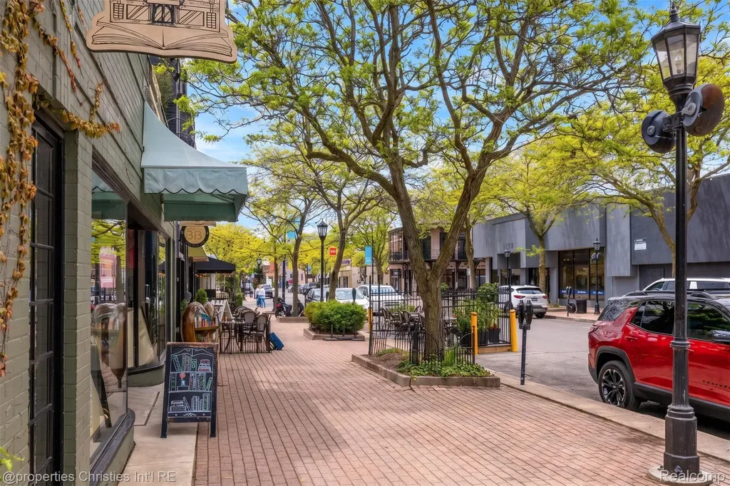 1093-95 Lakepointe Street Grosse Pointe Park City MI 48230