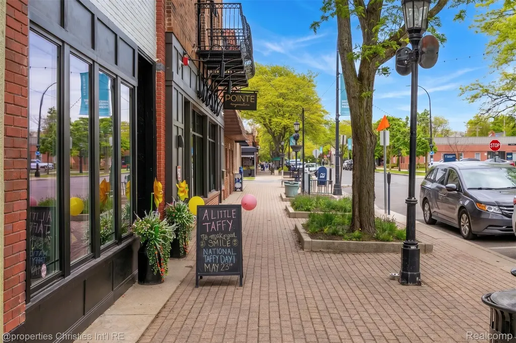 1093-95 Lakepointe Street Grosse Pointe Park City MI 48230
