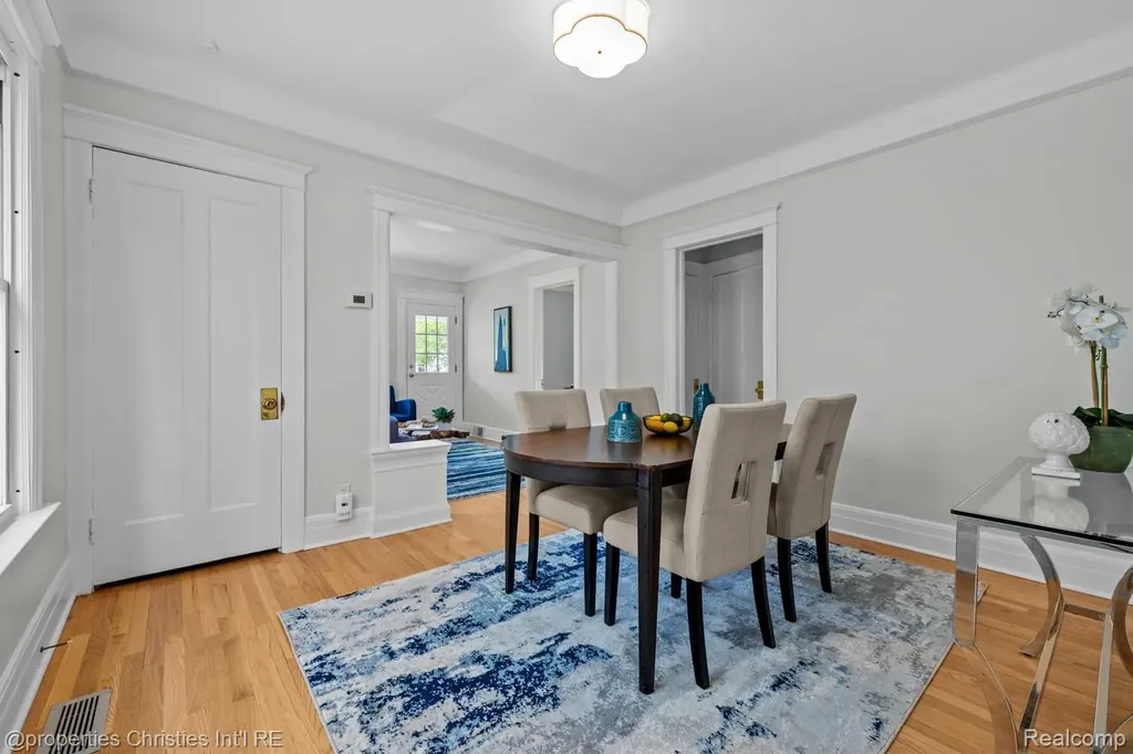 1093-95 Lakepointe Street Grosse Pointe Park City MI 48230