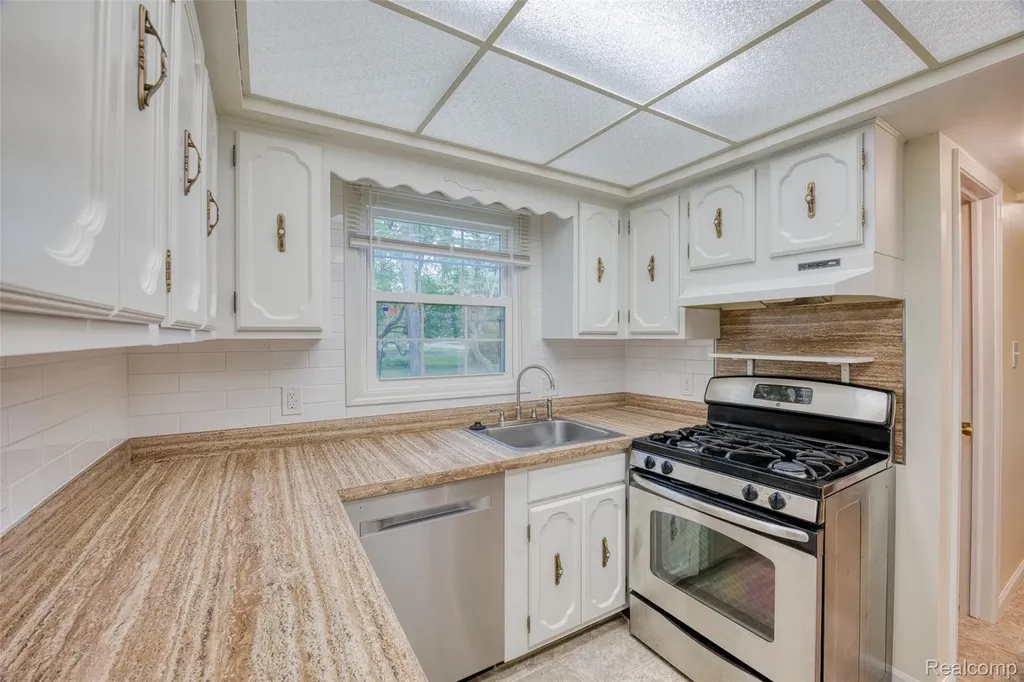6295 Vernmoor Drive Troy City MI 48098