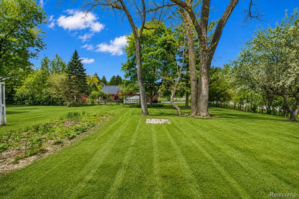6295 Vernmoor Drive Troy City MI 48098