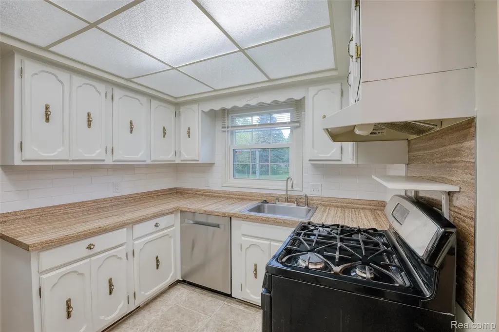 6295 Vernmoor Drive Troy City MI 48098
