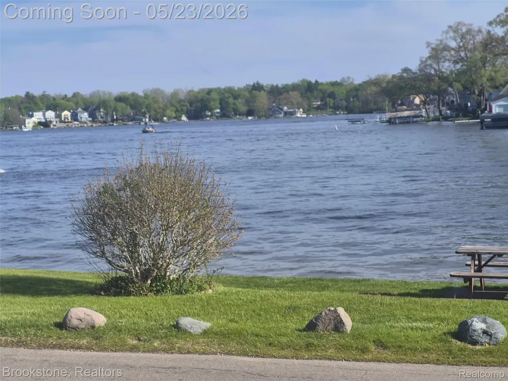612 Buena Vista Avenue Lake Orion Village MI 48362