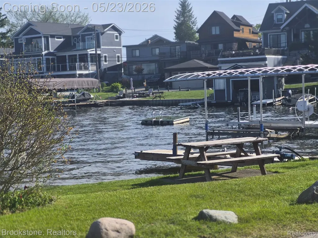 612 Buena Vista Avenue Lake Orion Village MI 48362