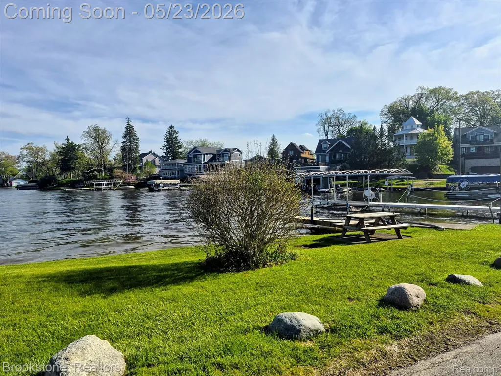 612 Buena Vista Avenue Lake Orion Village MI 48362