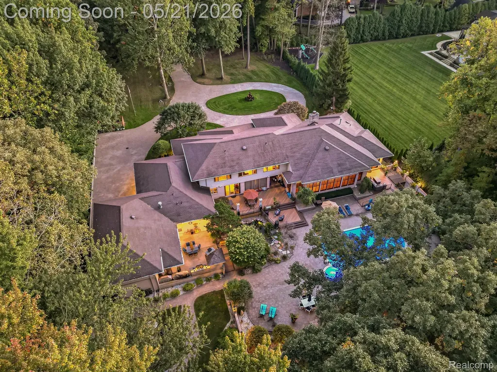 17477 Iris Circle Clinton Charter Township MI 48036