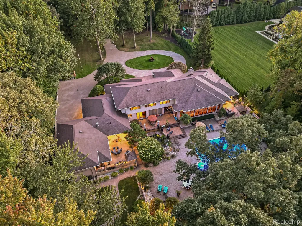 17477 Iris Circle Clinton Charter Township MI 48036
