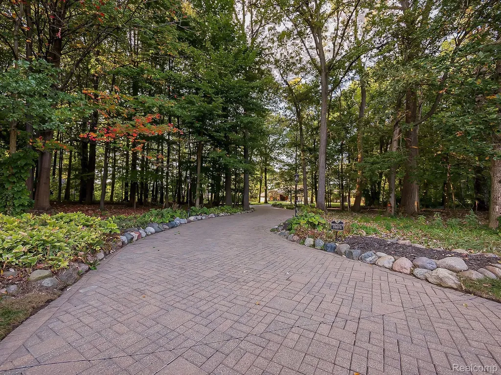 17477 Iris Circle Clinton Charter Township MI 48036