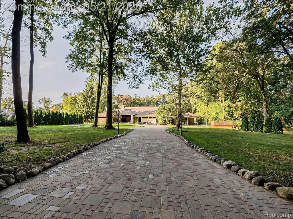 17477 Iris Circle Clinton Charter Township MI 48036