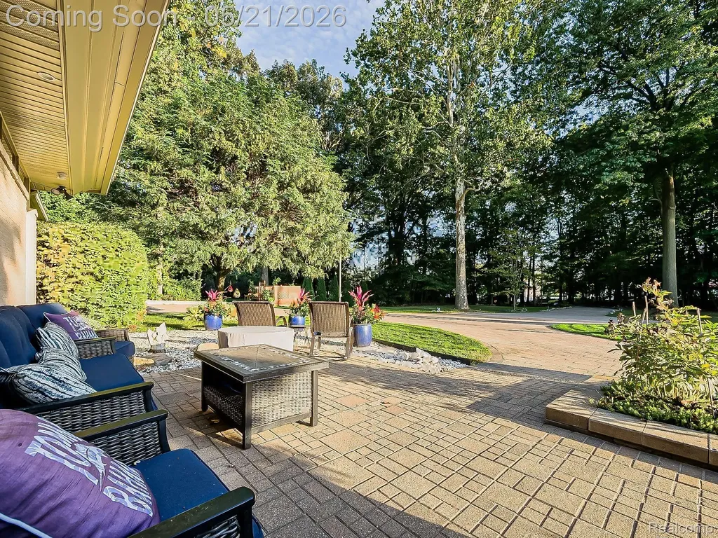 17477 Iris Circle Clinton Charter Township MI 48036