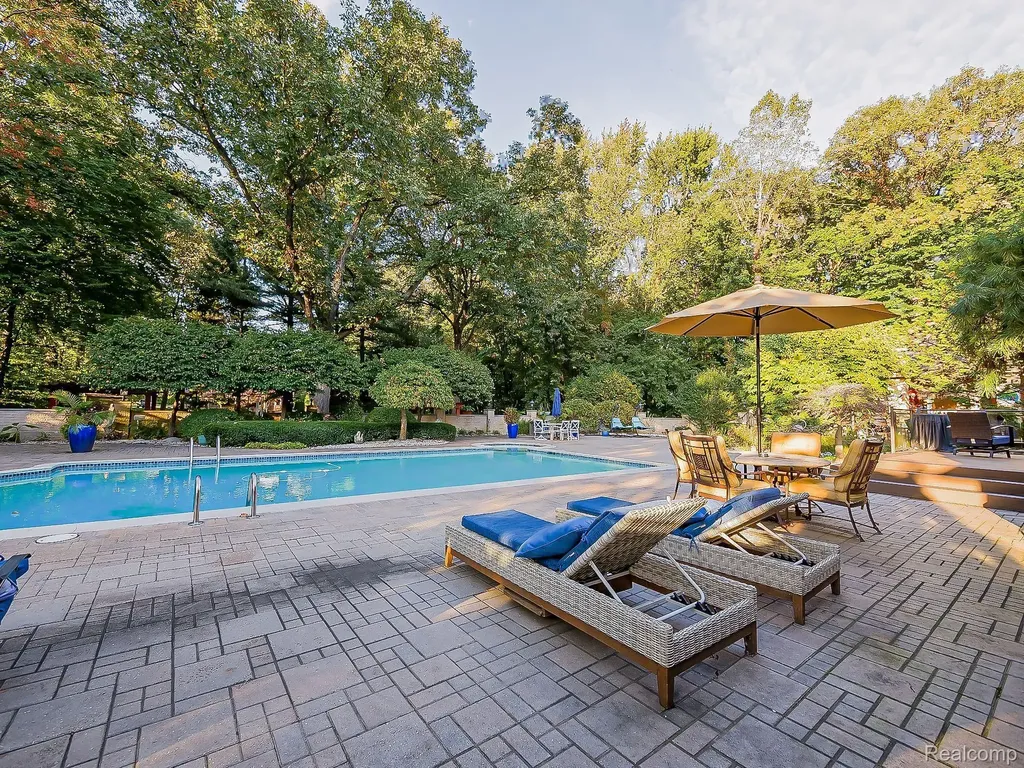 17477 Iris Circle Clinton Charter Township MI 48036