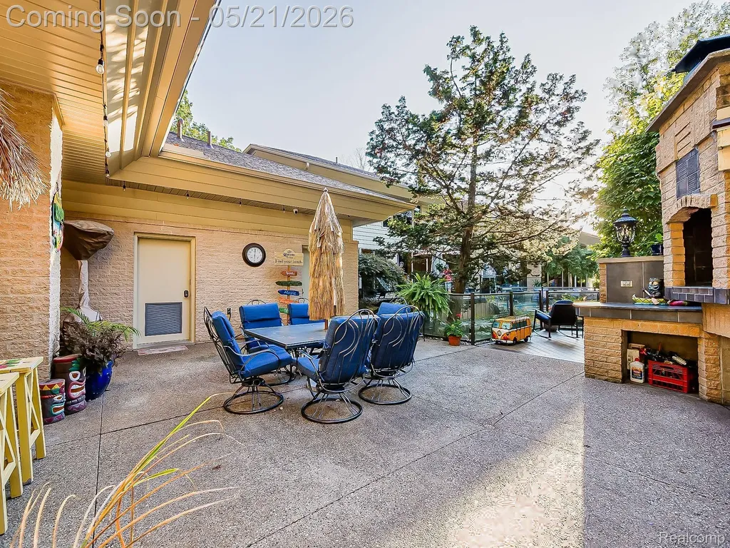 17477 Iris Circle Clinton Charter Township MI 48036
