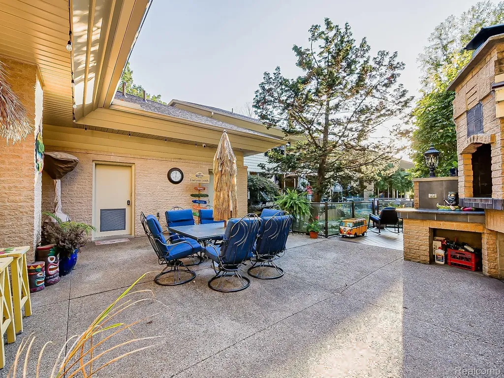 17477 Iris Circle Clinton Charter Township MI 48036
