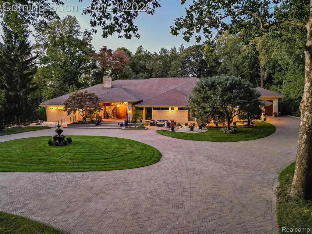 17477 Iris Circle Clinton Charter Township MI 48036