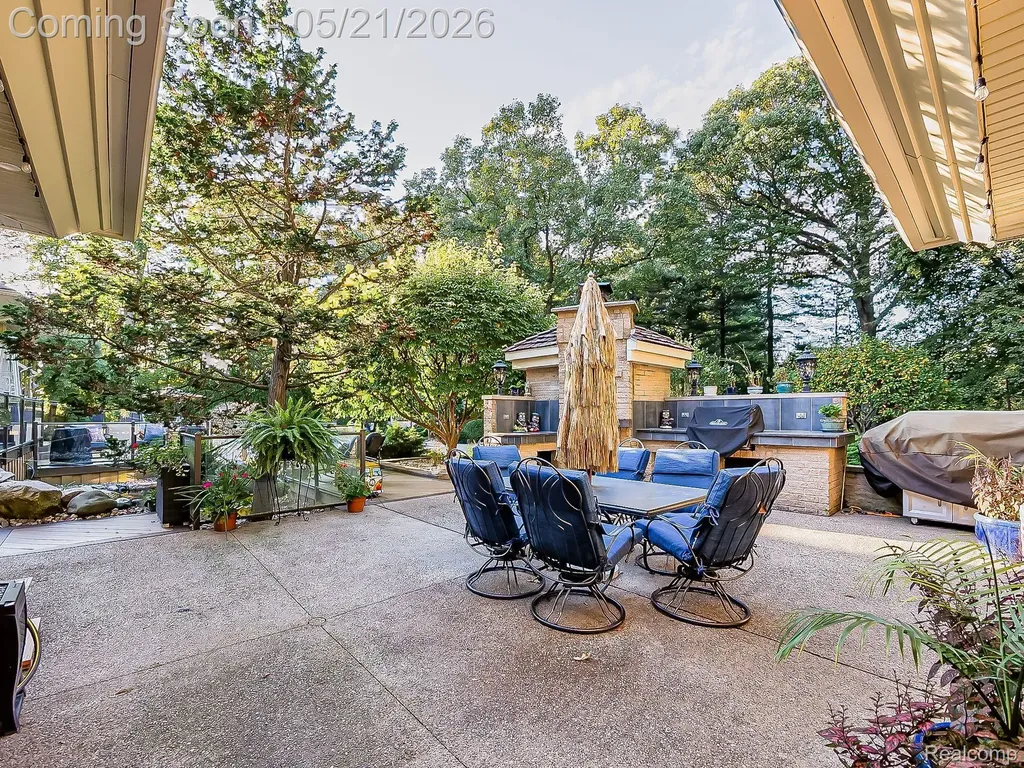 17477 Iris Circle Clinton Charter Township MI 48036